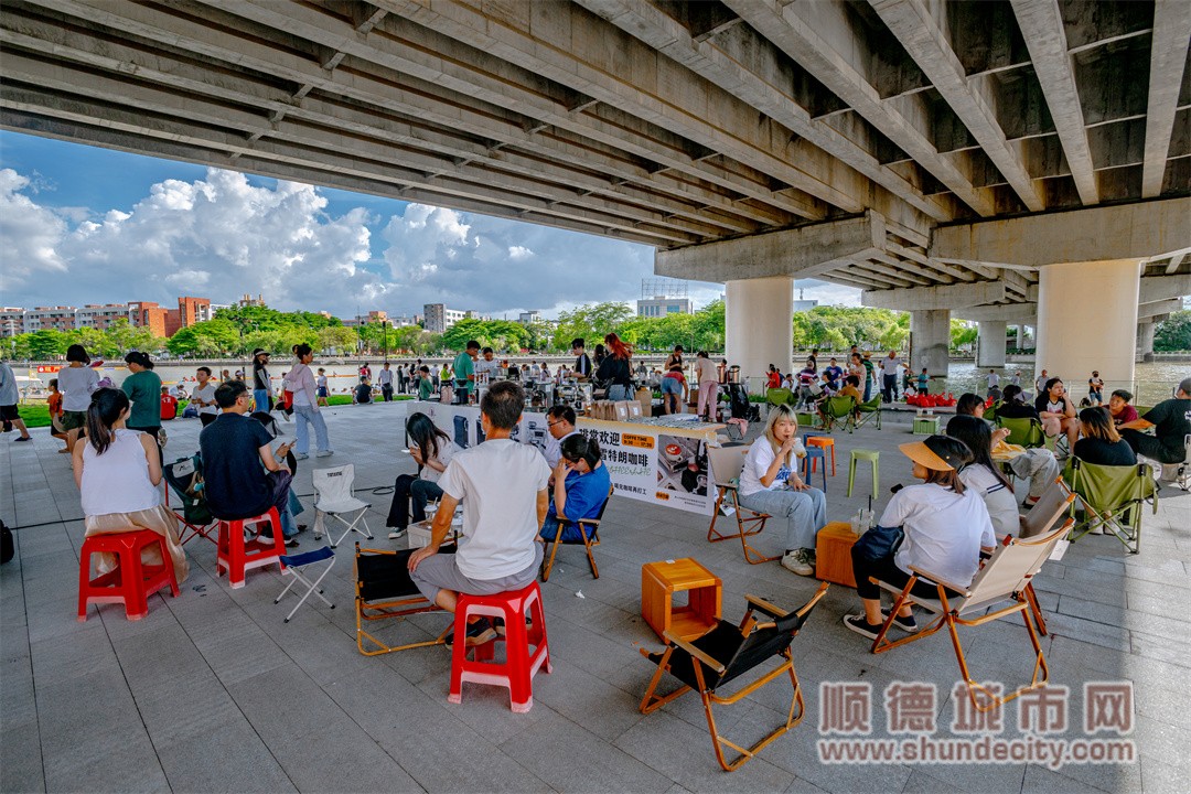 市民在天連悠享水畔橋下空間品嘗咖啡，哪怕是炎炎夏日也獨(dú)享一份清涼。（甘培田攝）.jpg