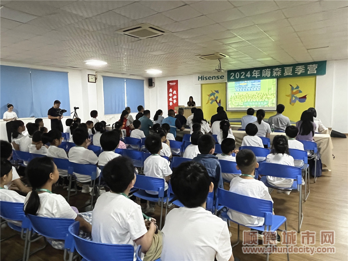 圖2 孩子們正在觀看歷屆夏季營活動.jpg