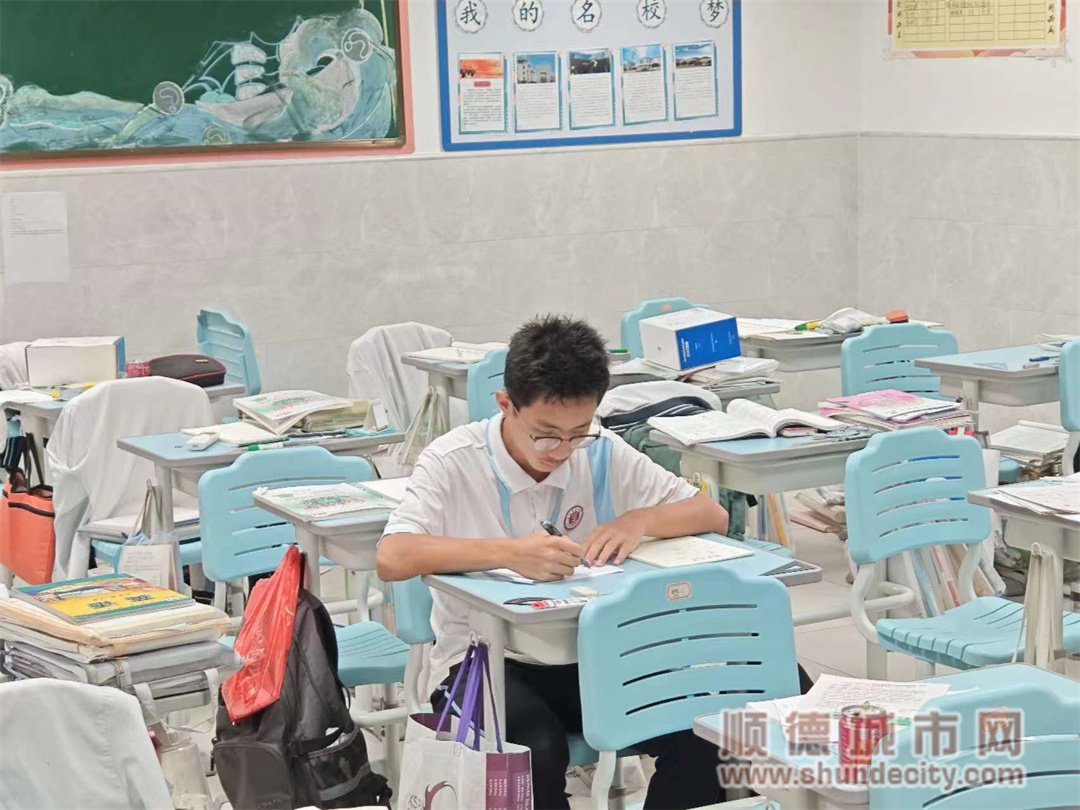 李嘉華每天下午總是早早到班學習.jpg
