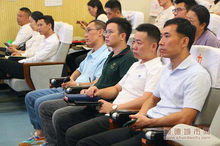與會企業代表認真學習聆聽。.jpg