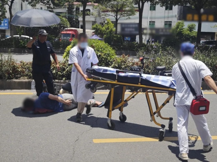 烈日下男子倒地，順德公安撐起“清涼傘”