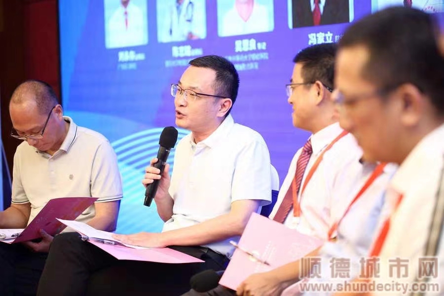 在圓桌論壇上，專家們侃侃而談.jpg