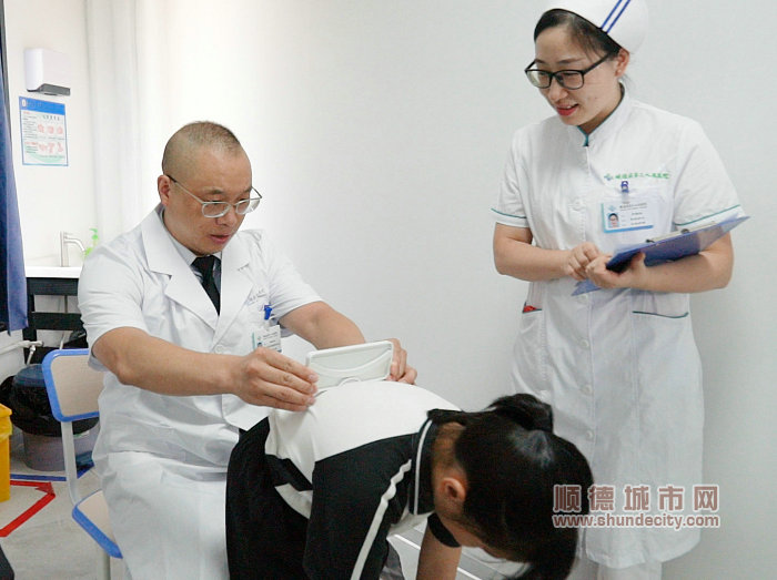 楊遠良在學校開展脊柱側彎篩查。.jpg