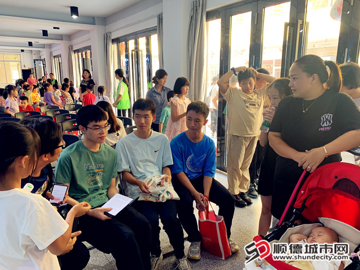 活動(dòng)結(jié)束后意猶未盡的家長(zhǎng)、學(xué)子們還圍坐在一起繼續(xù)溝通探討。.jpg