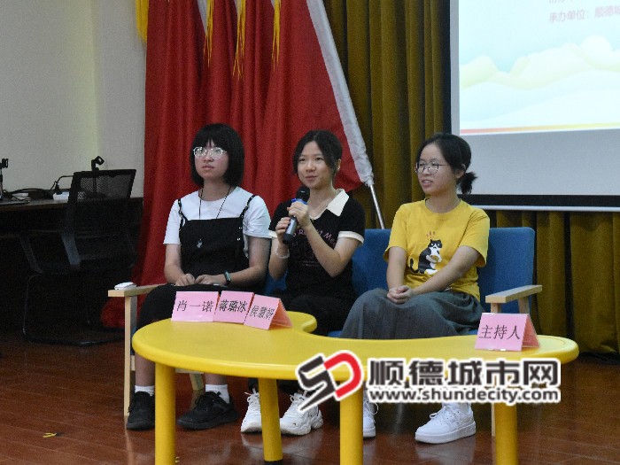 三位學(xué)子解答問題_副本.jpg