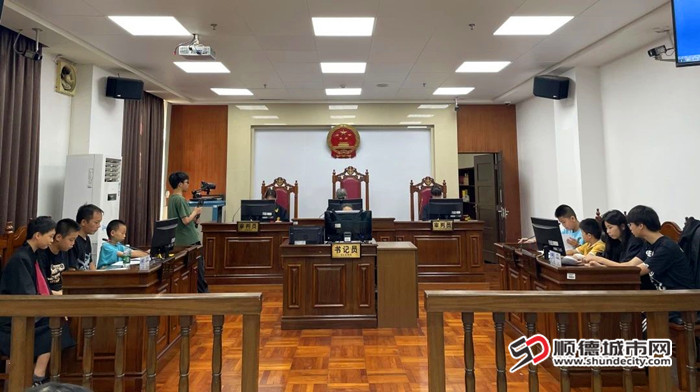 未成年人來到法庭實(shí)地感受體驗(yàn)。.jpg