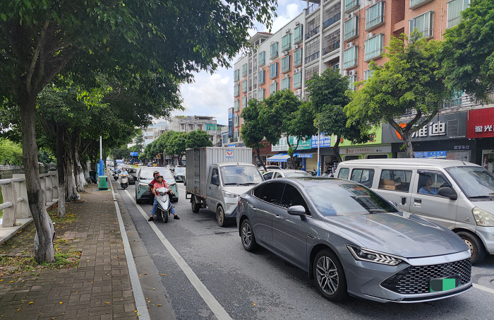 建設路與銀城路交叉路口整改前交通擁堵、車輛排“長龍”.png