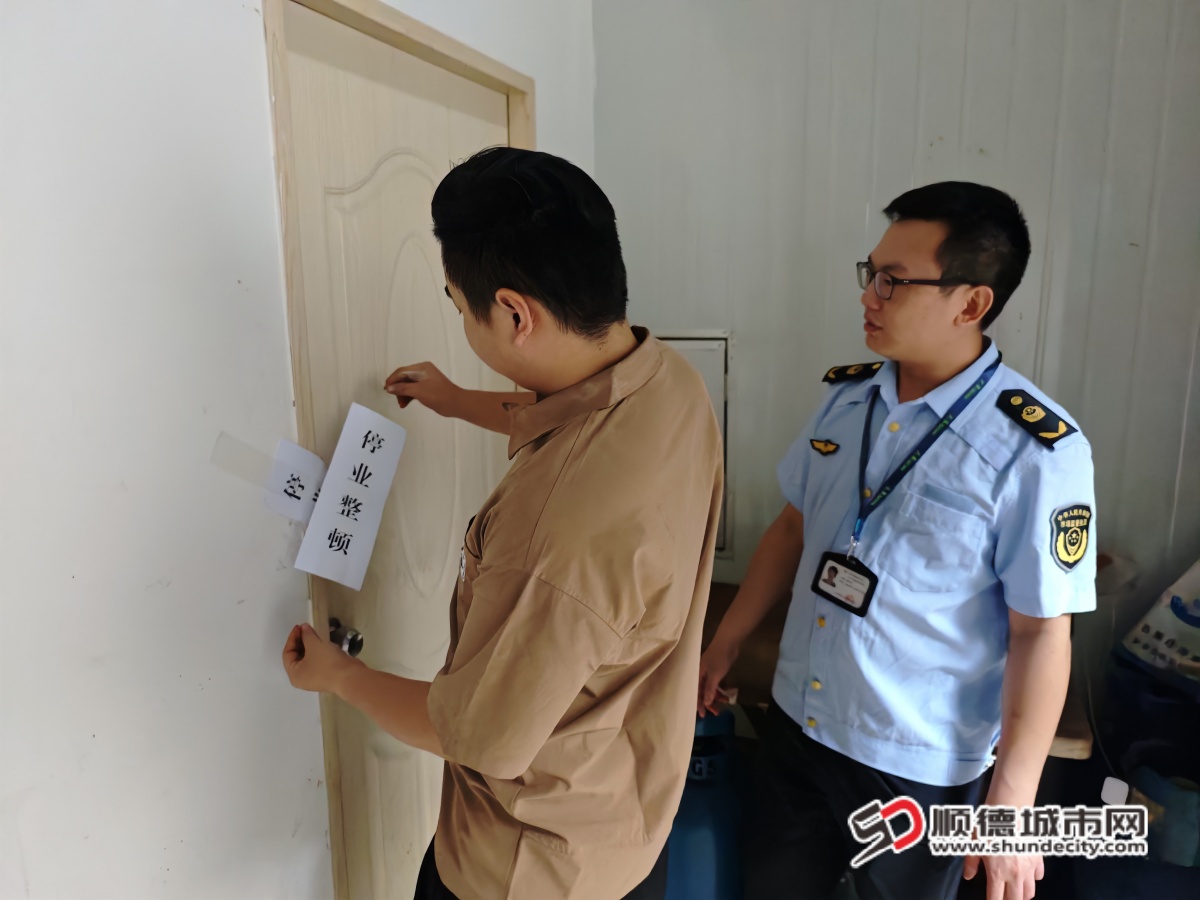 監管人員監督廚房環境衛生臟亂差的商家自行休業整頓_副本.jpg