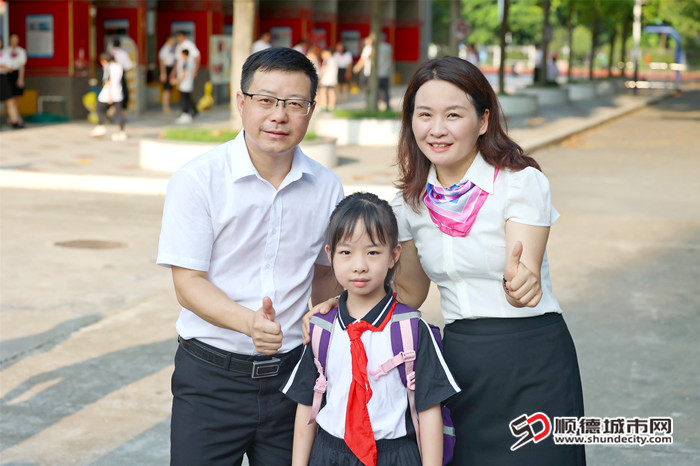 順峰學(xué)子與校長合影_副本.jpg