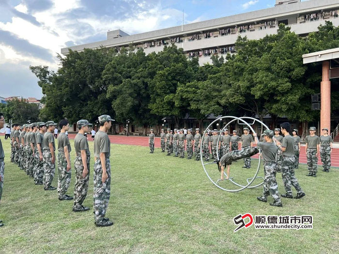 莘村中學國防班學生進行抗眩暈滾圈訓練。.jpg