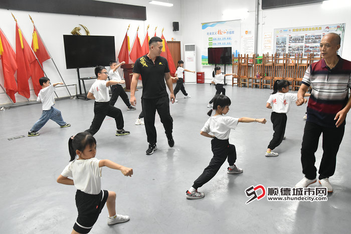 兩位教練教導小朋友們訓練.jpg
