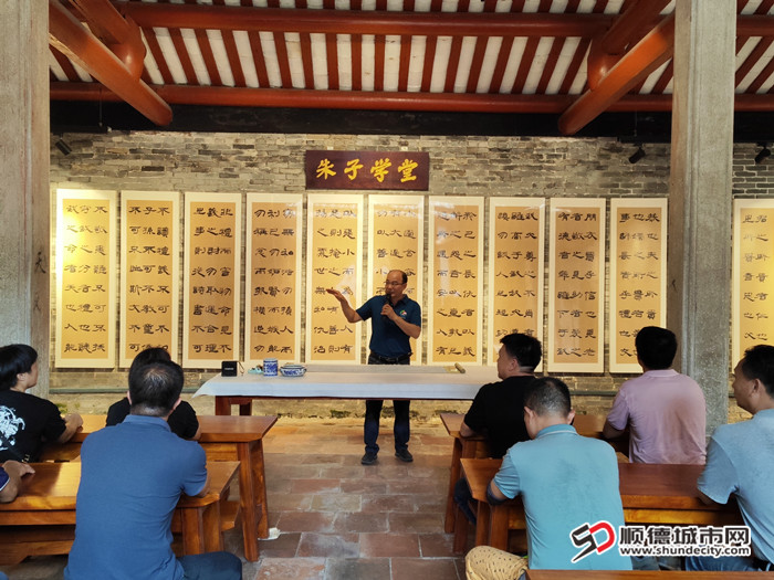 何書記介紹黨建引領基層治理經驗_副本.jpg