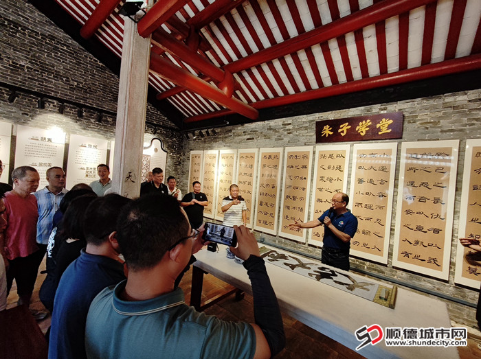 何書記即席揮毫為學員們送上美好祝福_副本.jpg