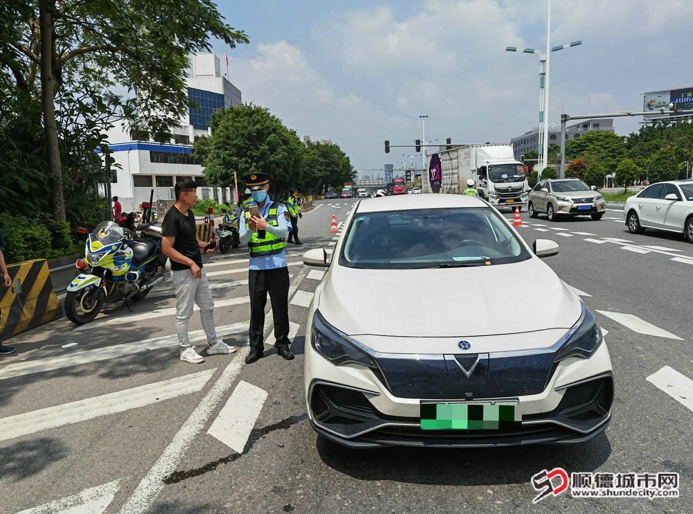 陳村執法過程中，同時對當事人進行普法宣傳.jpg