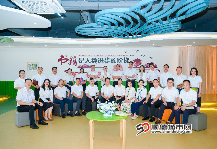 鎮領導、新一屆校級干部合照_副本.jpg