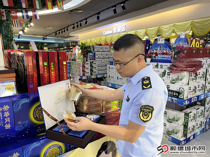 監管人員檢查超市在售月餅2_副本.jpg