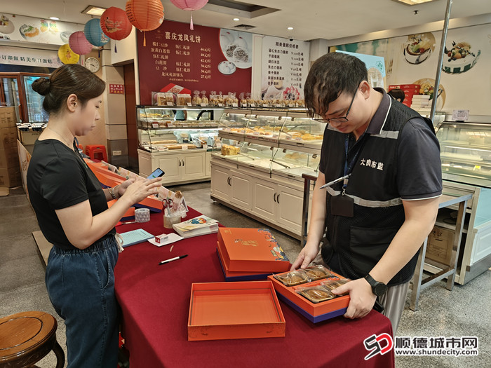 監管人員檢查糕點專營店在售月餅_副本.jpg