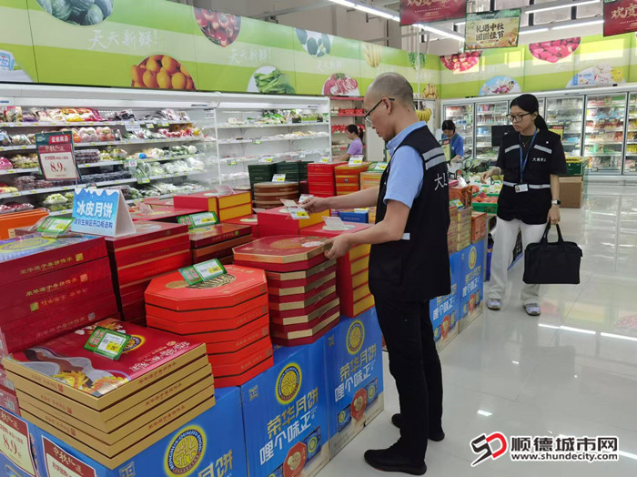 監管人員檢查超市在售月餅1_副本.jpg