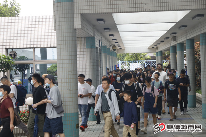 “家庭親子游”“暑期研學游”為主的客流群體，成為暑期口岸客流的“主力軍”_副本.jpg