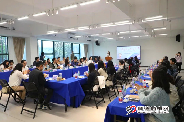 召開畢業生黨員與高層次人才座談會。.jpg