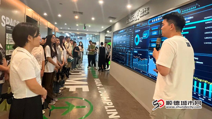 畢業生黨員在行走中了解樂從。.jpg
