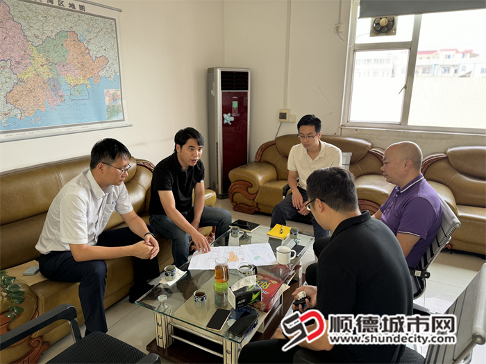 職業(yè)經(jīng)理人（左一)參與三華社區(qū)工作圖片.jpg