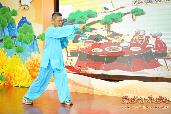 麥士佳師傅進行太極表演。_副本.jpg