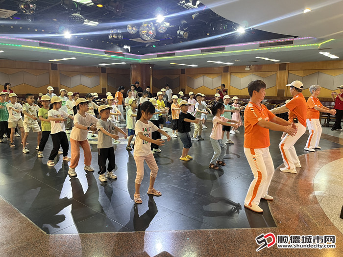 老年志愿者進校園_副本.jpg