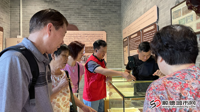 老年志愿者在清暉園捐贈藏品展講解_副本.jpg