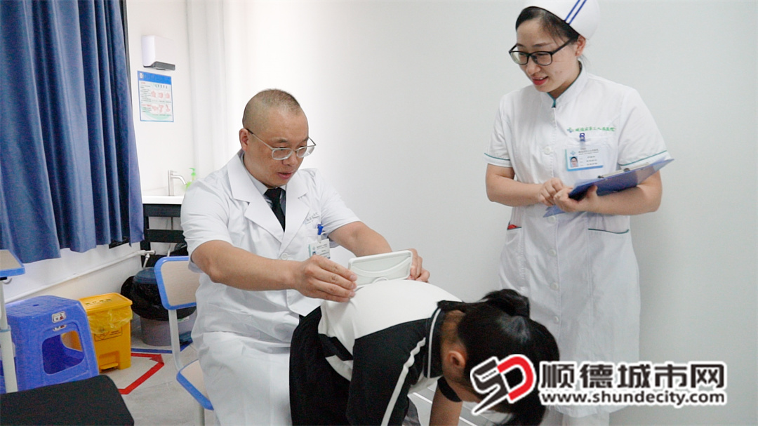 楊遠良在學校開展脊柱側彎篩查。.jpg