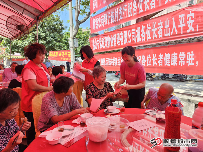 紺現(xiàn)村敬老宴派發(fā)長壽金_副本.jpg