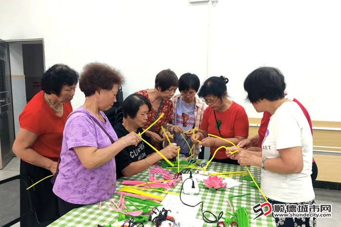 錦龍社區(qū)中秋蓮花燈制作課程_副本.jpg