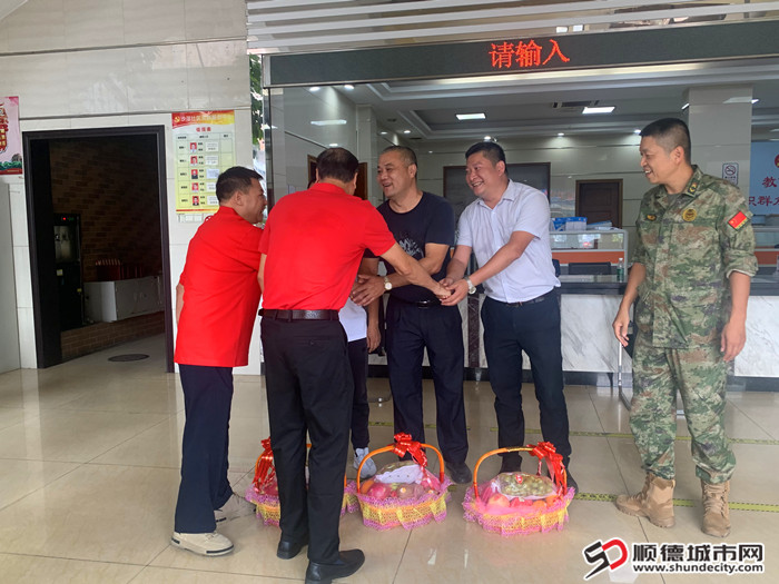 樂從退役軍人服務(wù)站為他們送上一份慰問關(guān)懷。.jpg
