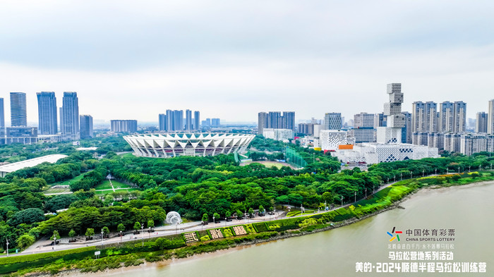 風(fēng)景如畫的佛山新城濱河景觀帶。2.jpg