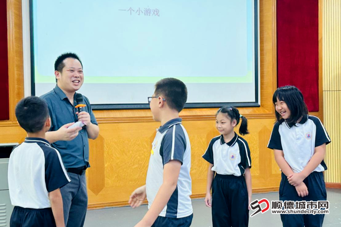梁律師與學生互動。.png