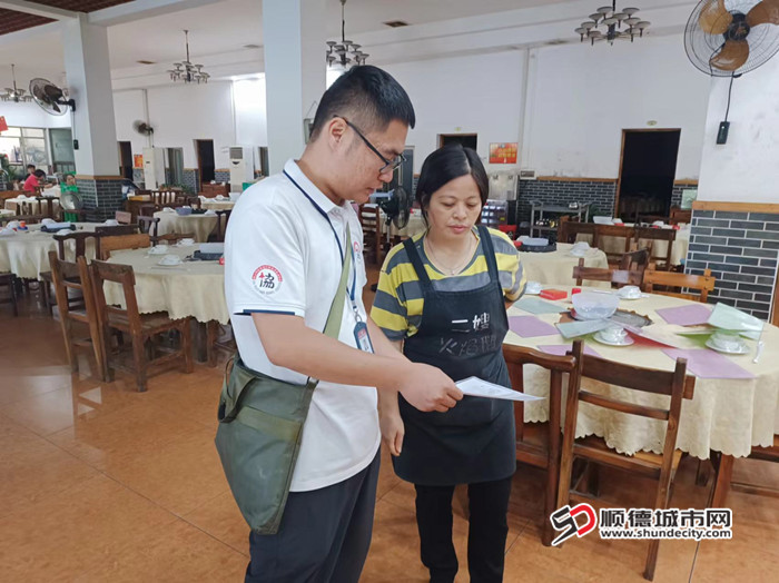 上門走訪個(gè)體工商戶進(jìn)行政策宣講_副本.jpg
