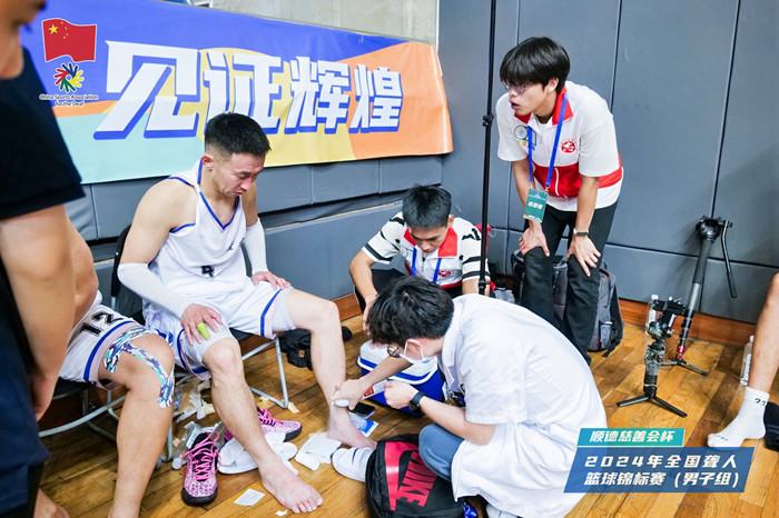 志愿者協助醫護人員為運動員清理傷口_副本.jpg
