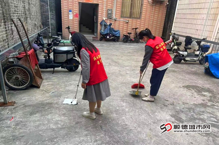 進(jìn)行環(huán)境清潔和創(chuàng)文宣傳。.jpg