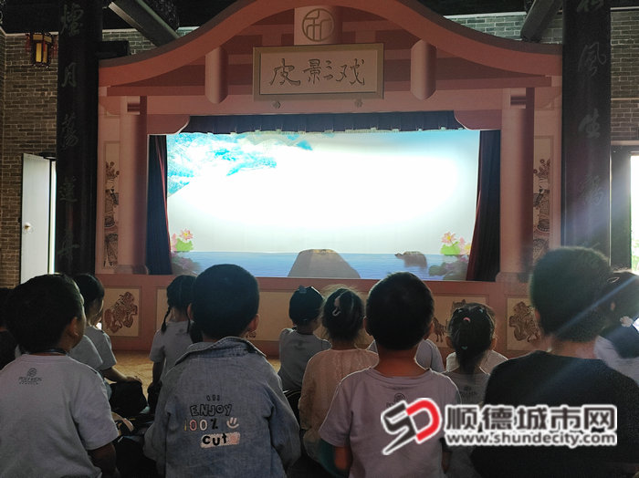安靜觀看皮影戲的小朋友們_副本.jpg
