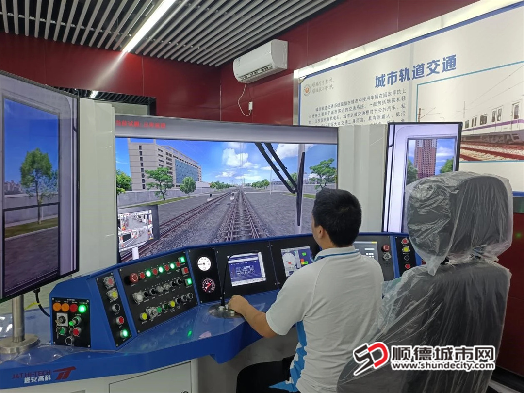城市軌道車輛虛擬駕駛實訓室.jpg