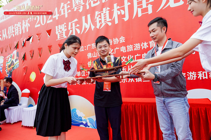 向冠名單位贈送紀念品。樂從龍舟事業(yè)離不開企業(yè)的大力支持。.jpg