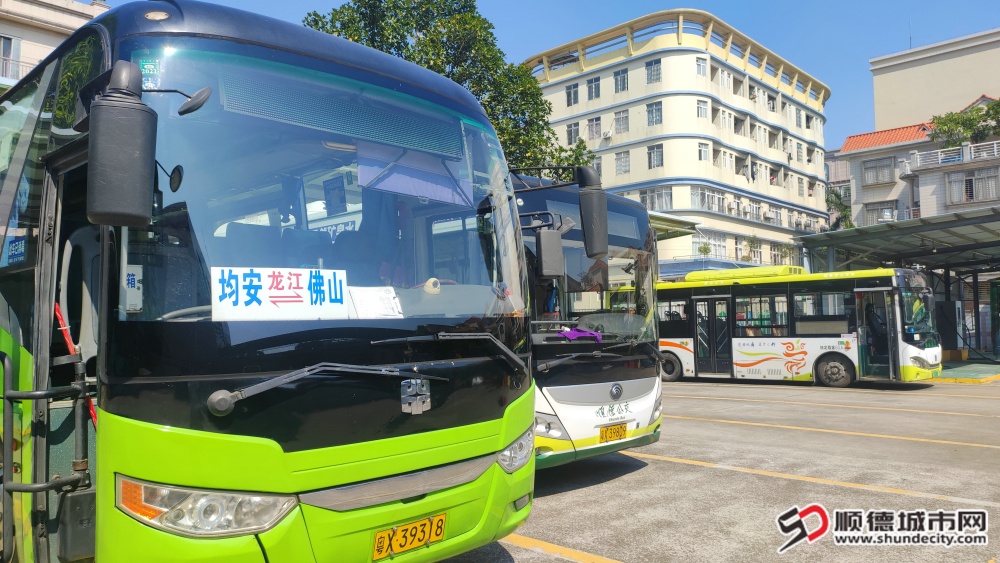 等待發(fā)車的客運(yùn)大巴.jpg