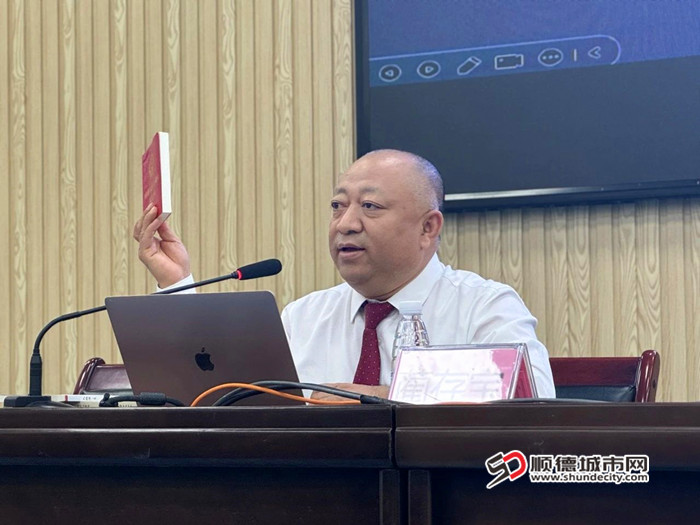 律師為學(xué)生們講法。.jpg