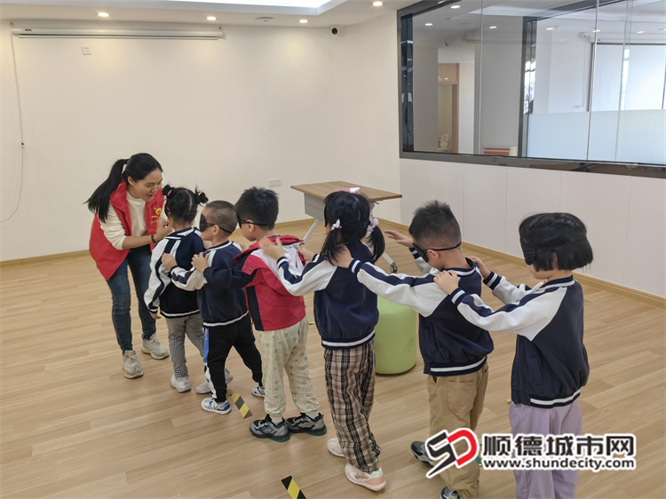 蒙眼穿越障礙（1）.jpg