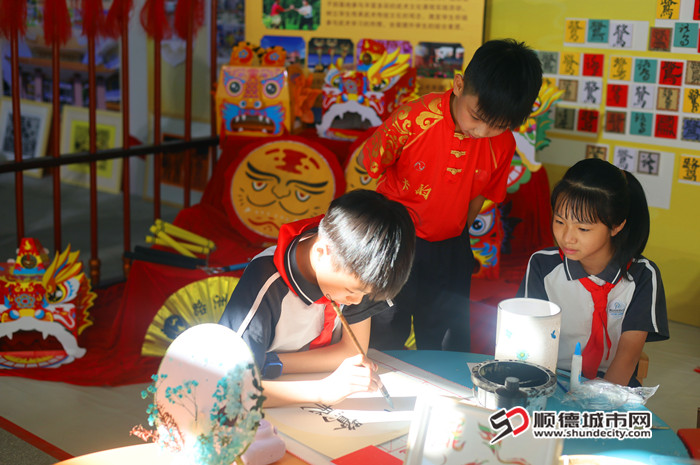 路洲小學非遺手工制作“干花團扇”。.jpg