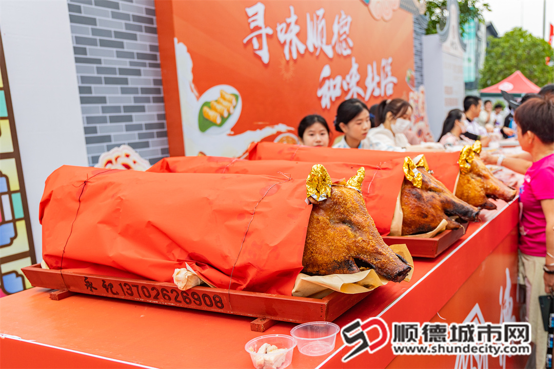 9賽場上為選手們分發燒豬.jpg