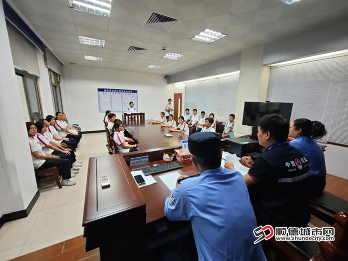 在社區(qū)矯正宣告室，學(xué)生們按照法定程序完整演繹入矯宣告全過程。.jpg