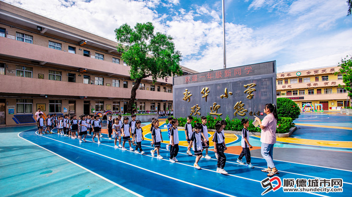 新華小學(xué)校園煥新項(xiàng)目，只投入了140萬元，就讓一所鄉(xiāng)村小學(xué)煥然一新，成為順德區(qū)推薦的四所校園煥新樣板校之一。_副本.jpg