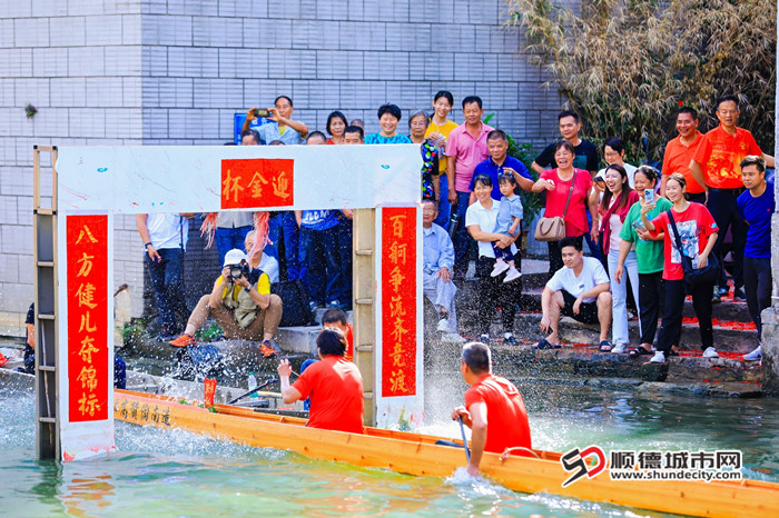 迎金杯三人龍舟賽進行中。.jpg