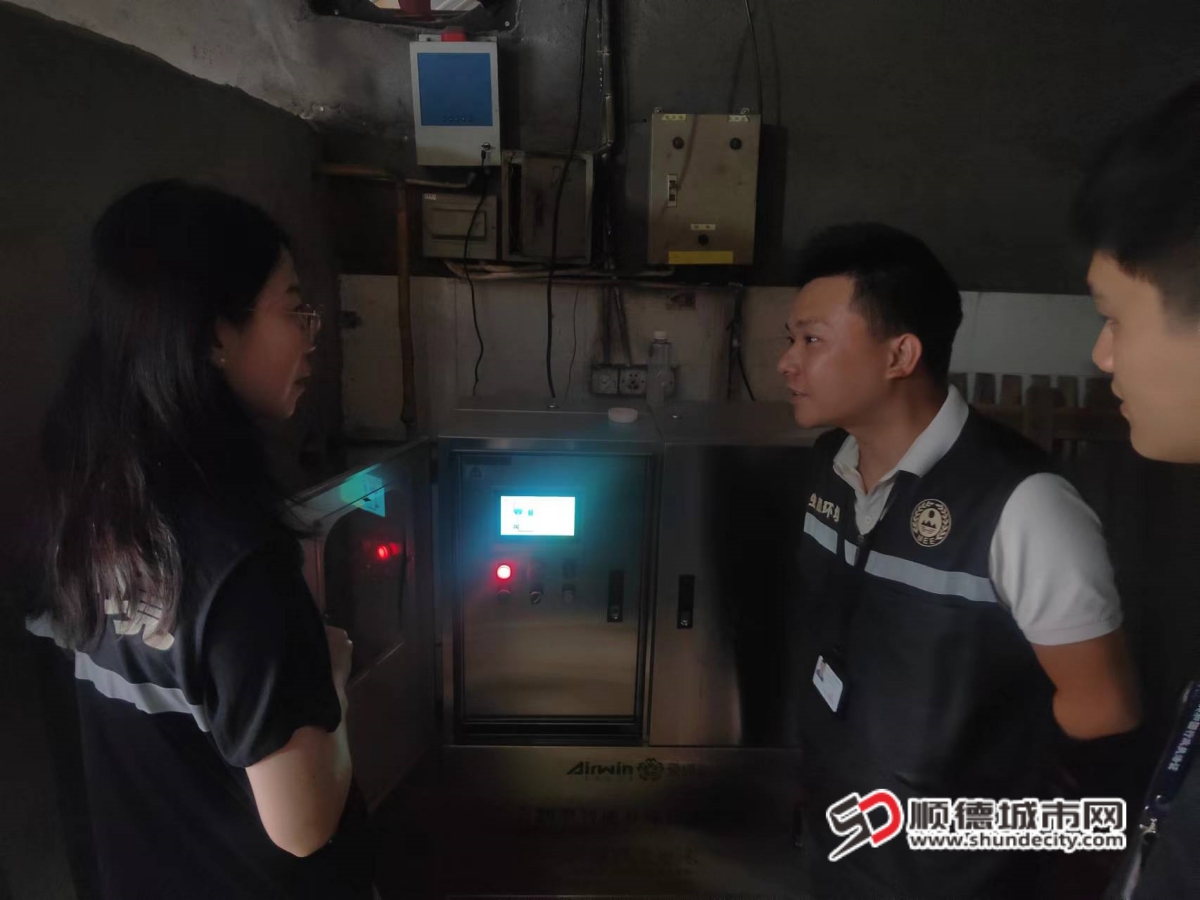 執法人員現在進行企業幫扶 (1)_副本.jpg